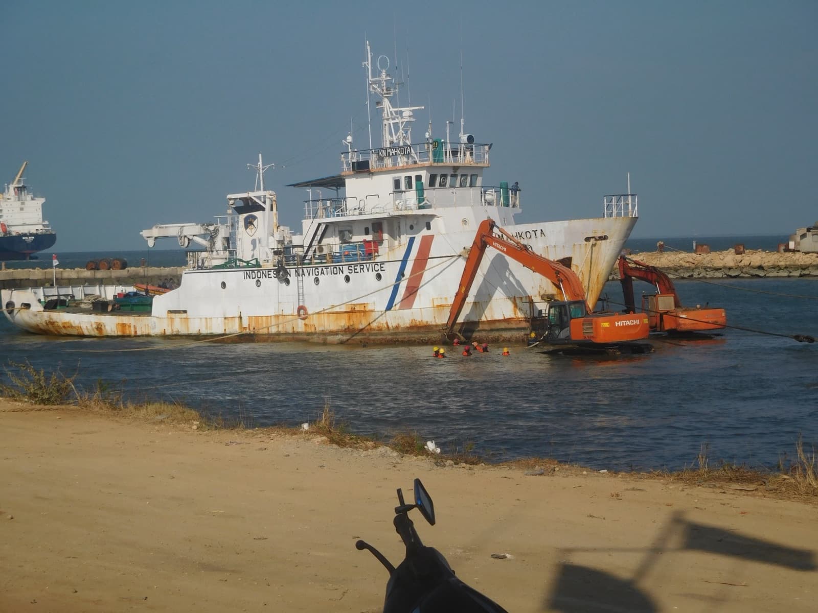 KN. Mahkota — Docking, Distrik Navigasi Tual — 1